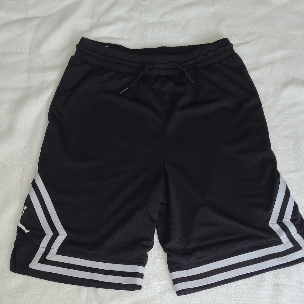 JORDAN EST. 1985 SIZE XL BOYS Black Athletic Shorts with White Stripes